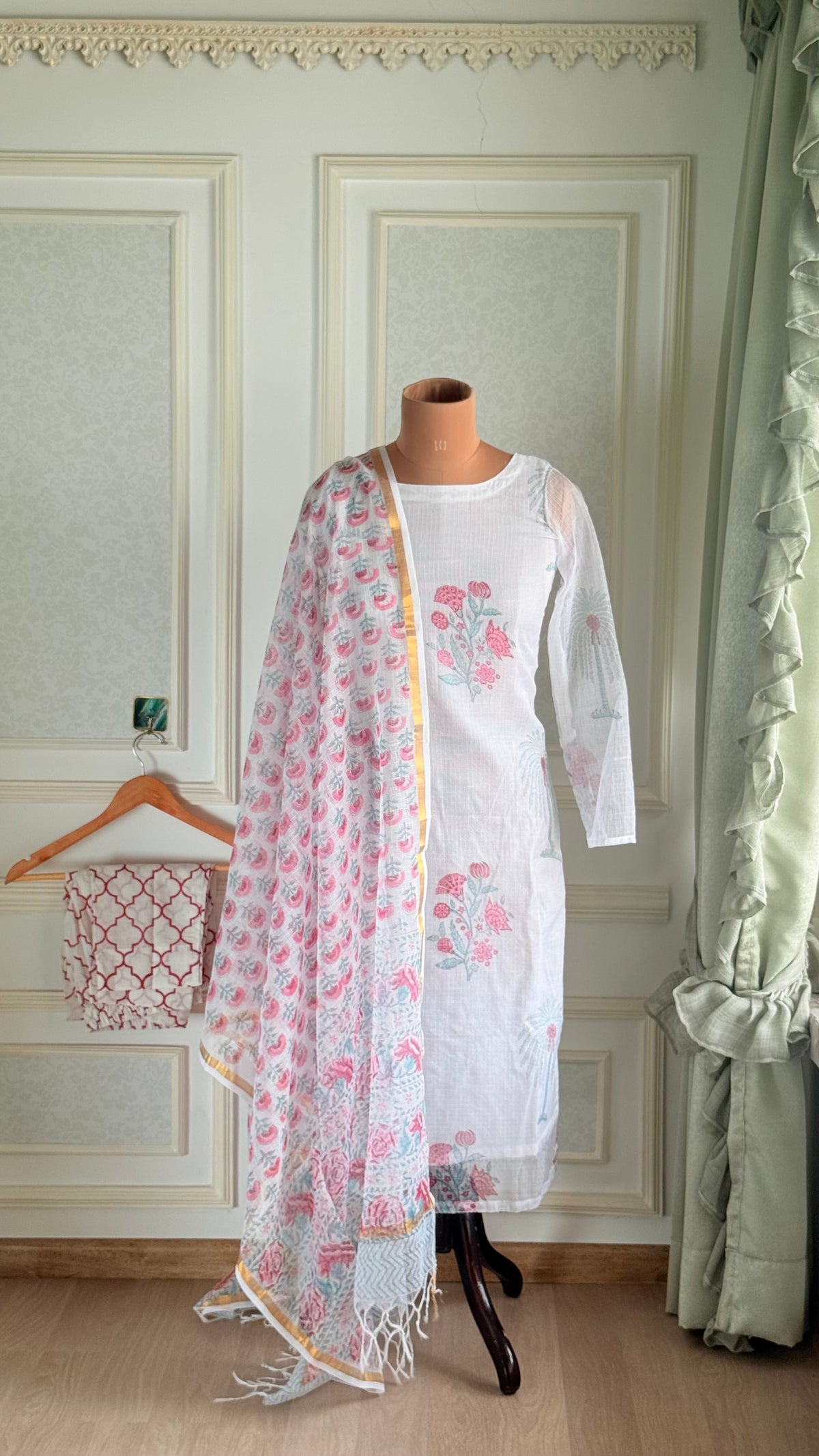 Aira Floral Set