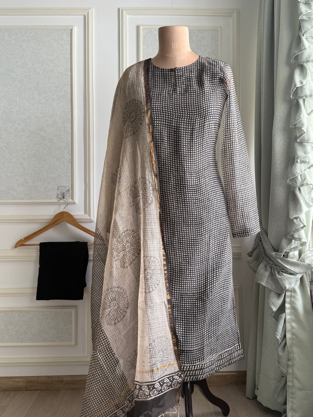 Monochrome Mehfil