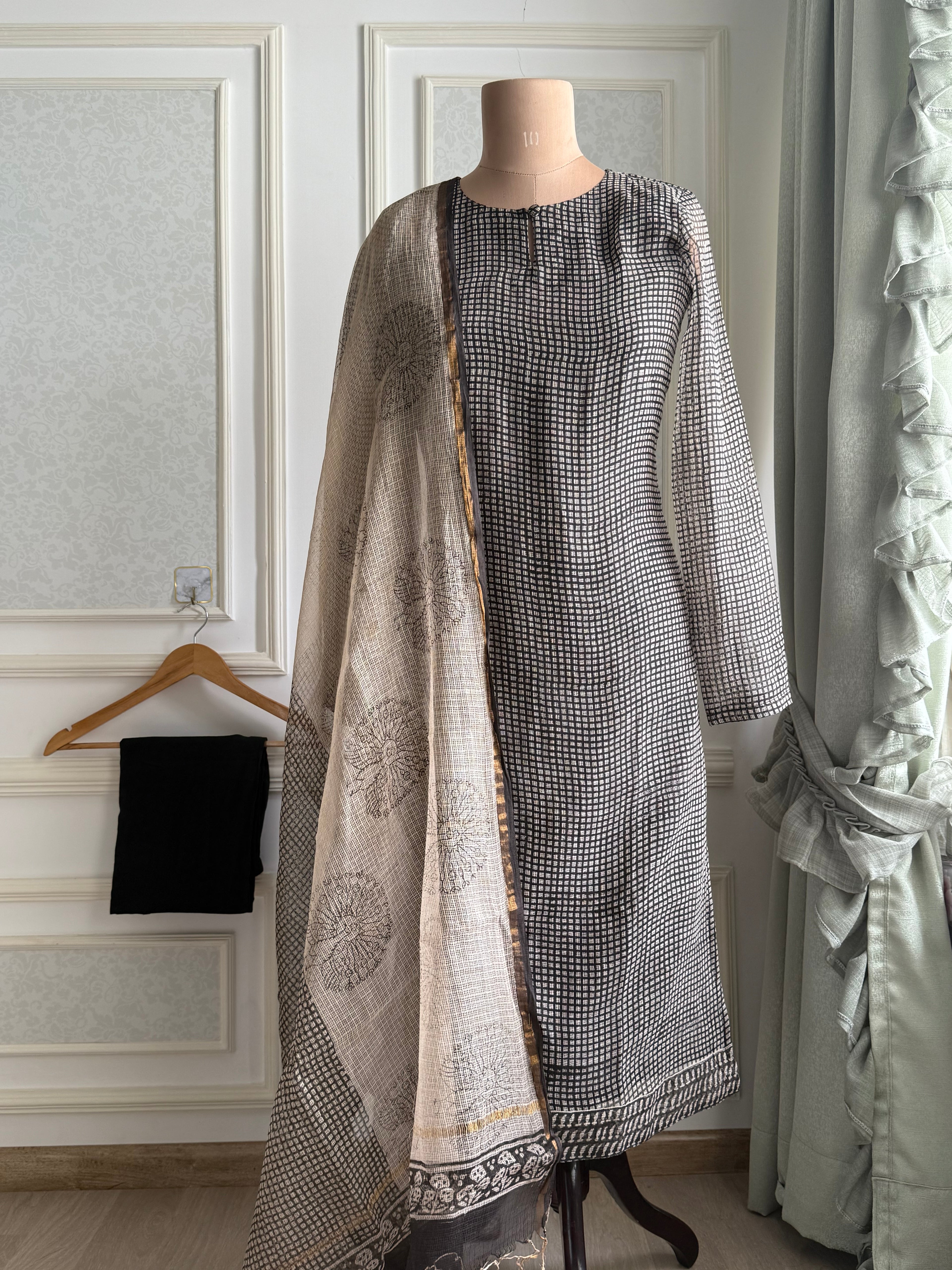 Monochrome Mehfil